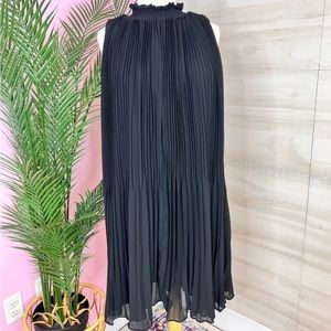 Black Smock Neck Sleeveless Pleated Dress
